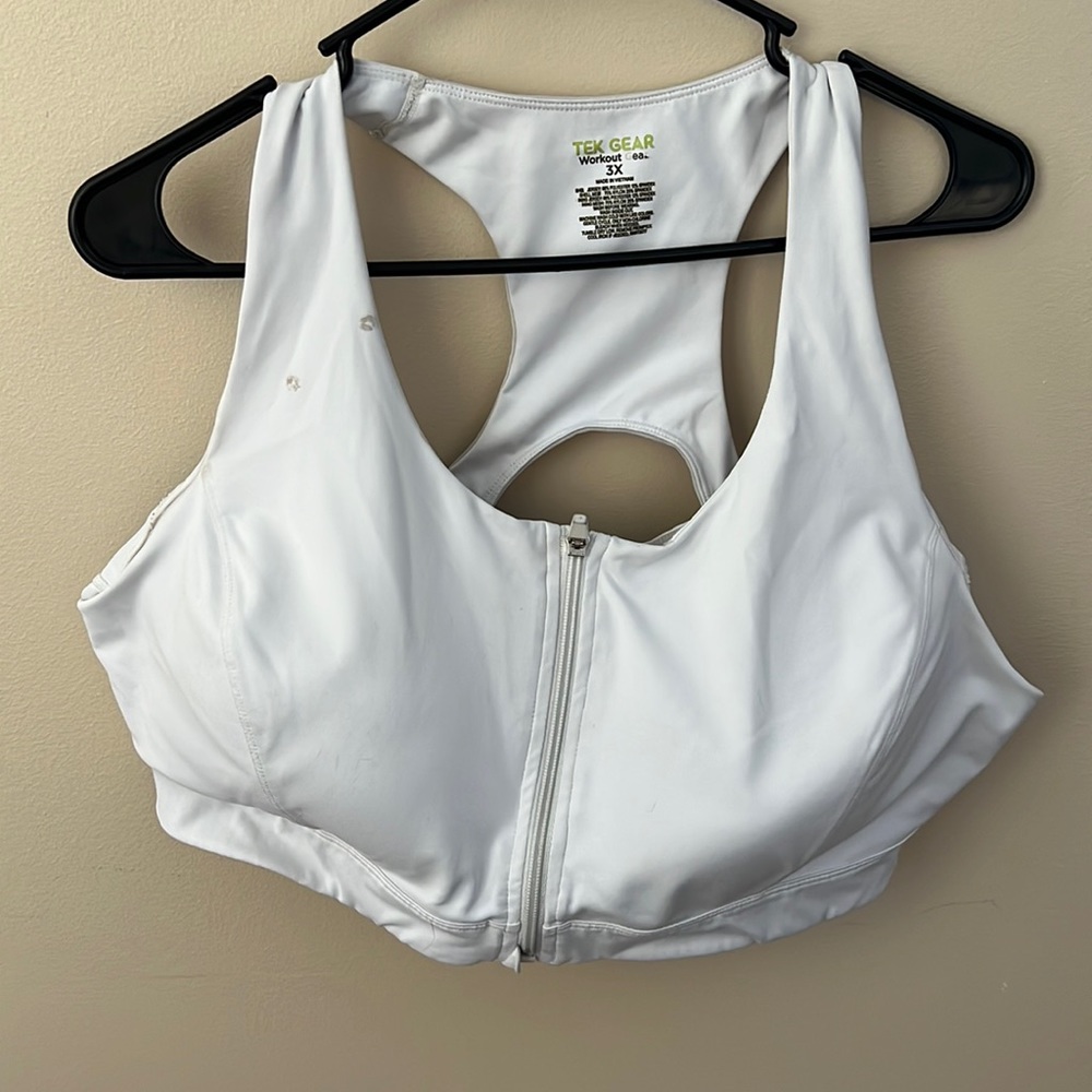 Front zip sports bra
